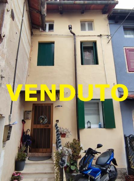 CASETTA DI CORTE ARREDATA COMPLETAMENTE CON DUE CAMERE DA LETTO.