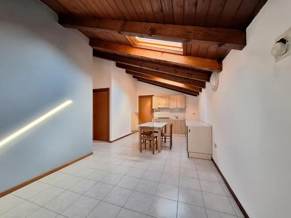 PIOVENE ROCCHETTE - MINI APPARTAMENTO MANSARDATO TRAVI A VISTA CON POSTO AUTO SCOPERTO PRIVATO.