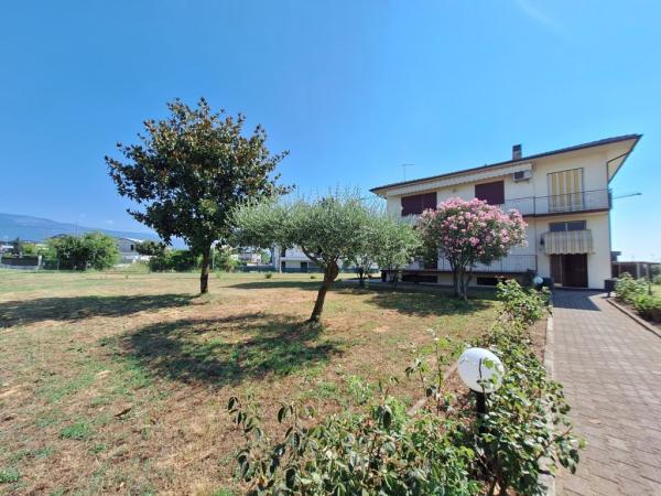 THIENE - BIFAMILIARE INTERA SOVRAPPOSTA SU LOTTO DI 1600 MQ.
