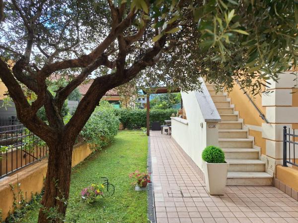 THIENE - BICAMERE INDIPENDENTE CON DOPPI SERVIZI, GIARDINO PRIVATO E GARAGE.