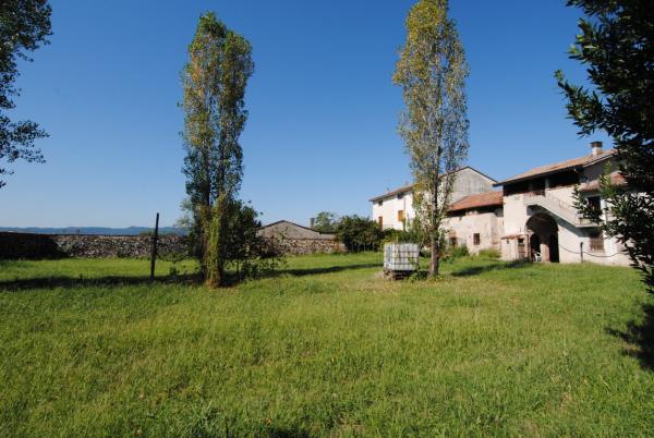 THIENE - CASALE CON 2.000 MQ DI TERRENO CONTORNATI DA MURA IN SASSO