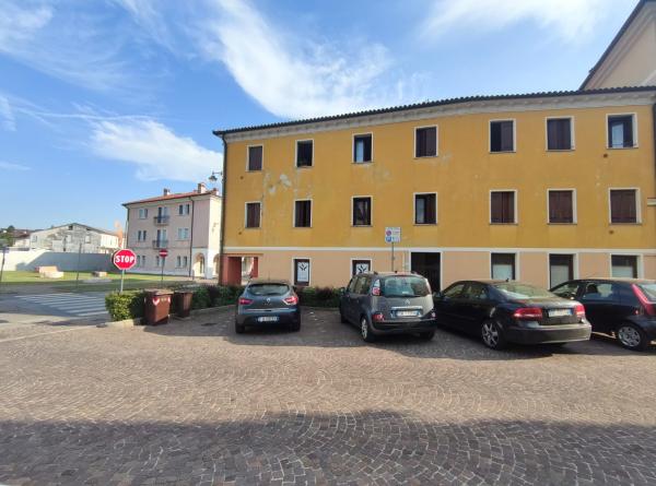 PALAZZINA DI 4 APPARTAMENTI E DUE NEGOZI - RENDITA 8 %